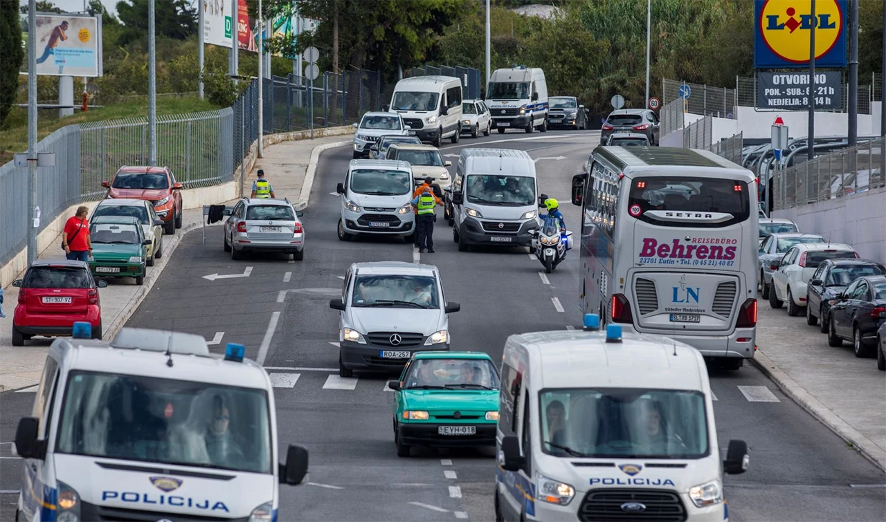 Splitska policija dočekuje mađarske navijače