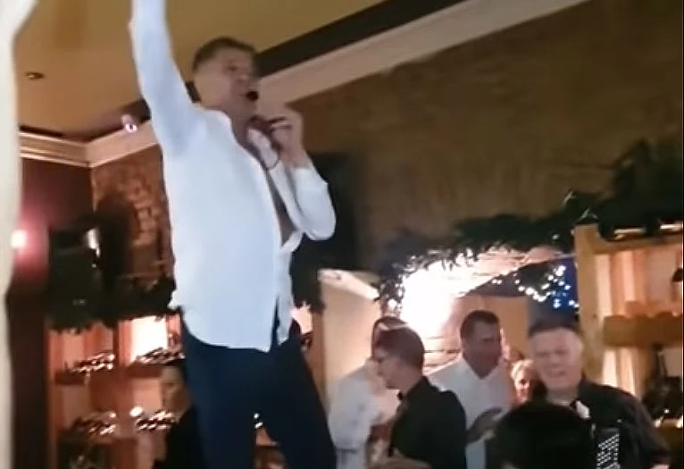Maminjo u elementu: Zapjevao na stolu sarajevske vinarije
