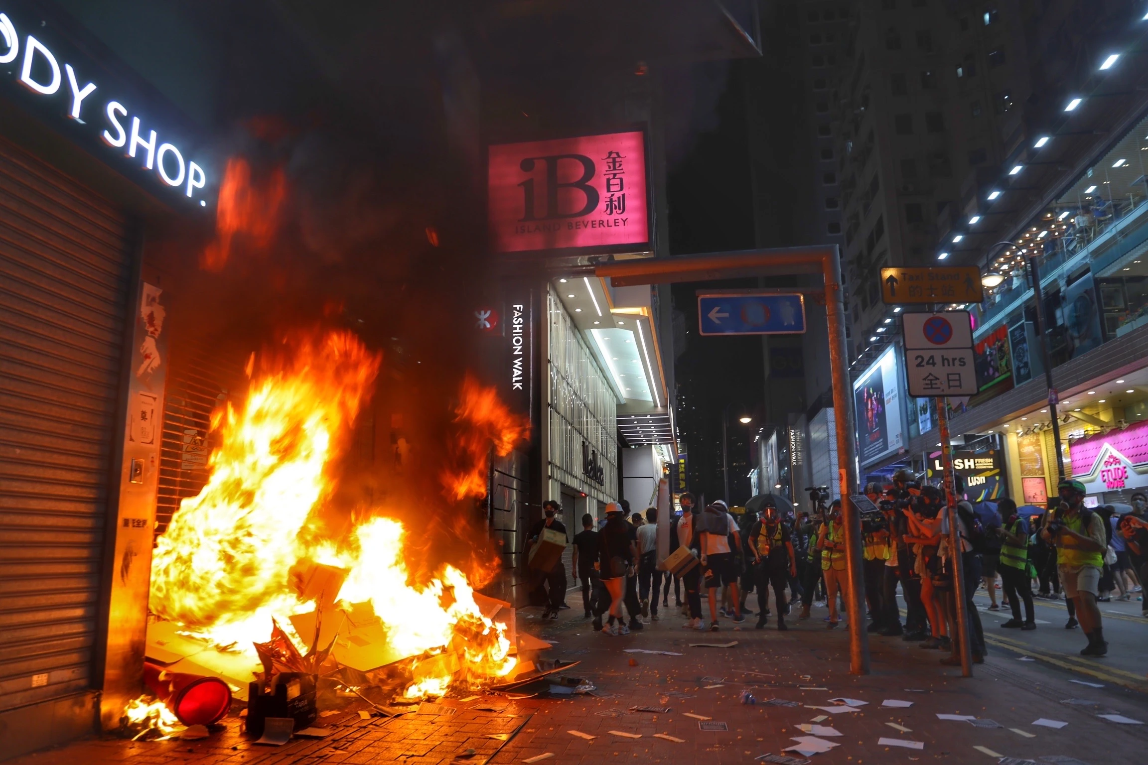 Nakon 'noći ekstremnog nasilja' u Hong Kongu zatvoreni trgovački centri i metro
