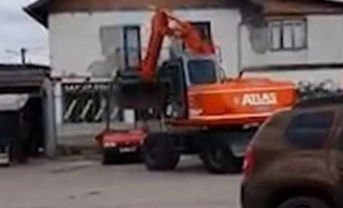 Prnjavor: Bagerom uništio auto dužniku
