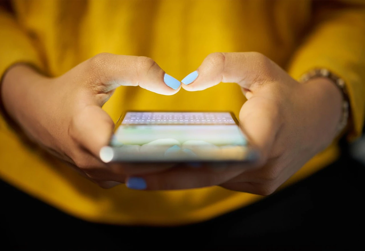 Mladi sve brže tipkaju na pametnim telefonima, iako češće koriste video za komunikaciju