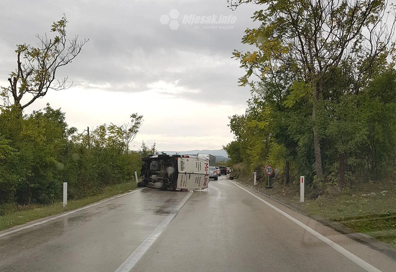 Međine: Kombi završio na boku