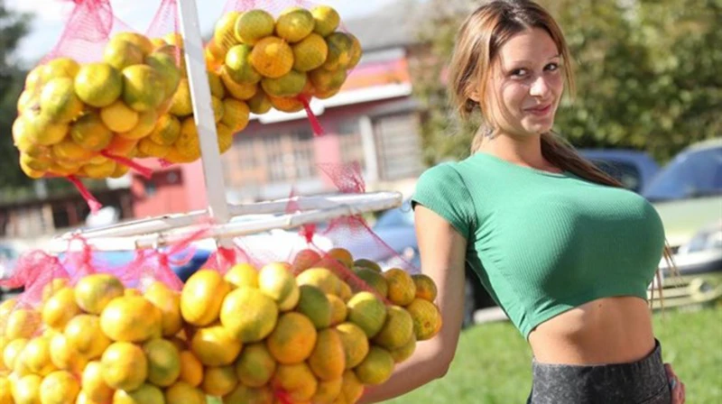 Atraktivna Hrvatica najpopularnija prodavačica mandarina