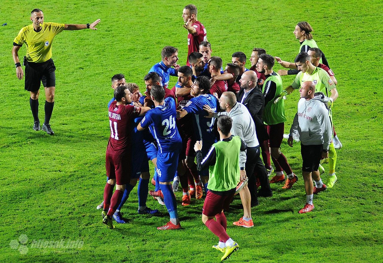 Pogledajte kako je trener Sarajeva udario nogom u međunožje igrača Širokog