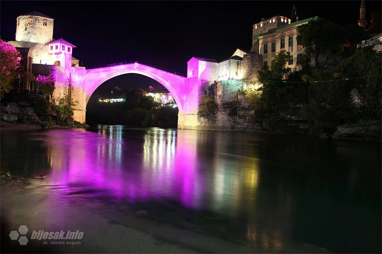 Stari most u ružičastoj boji