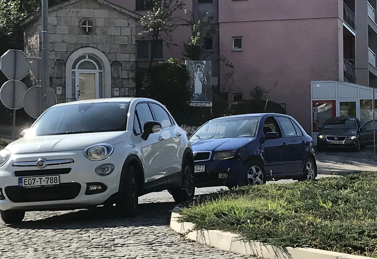 Široki Brijeg: Sudar Škode i Fiata na kružnom toku