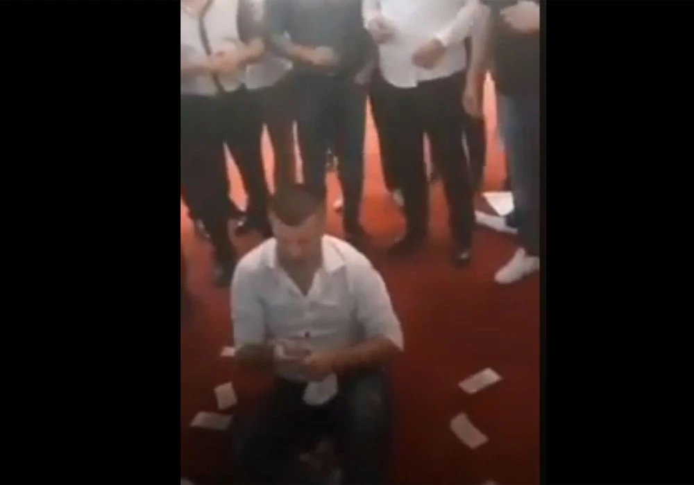 Zatražena ostavka zastupnika koji je razbacivao novac na proslavi