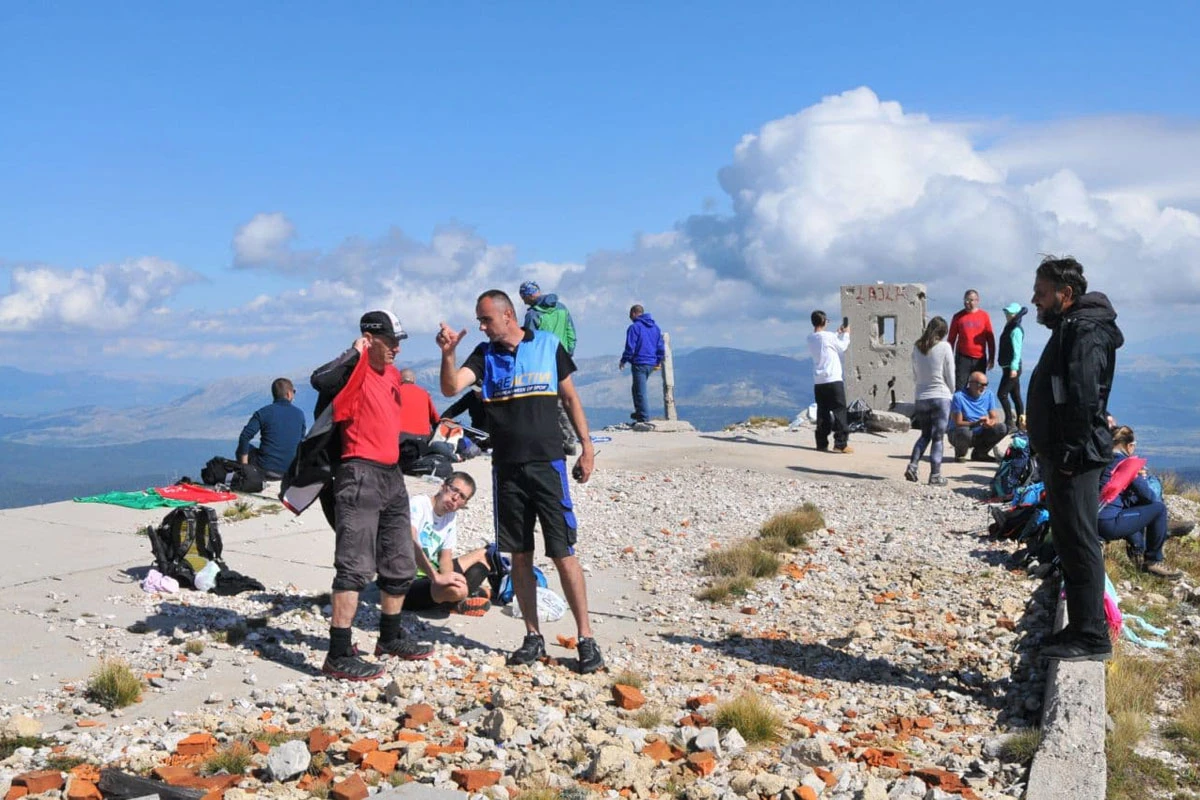 Planinari i biciklisti osvojili vrh Veleža