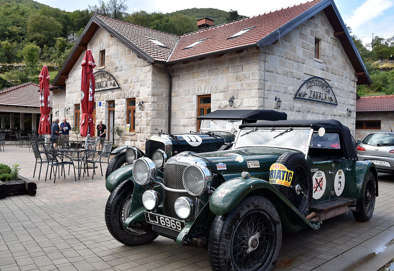 Ravno: 58 oldtimera okupiralo Zavalu