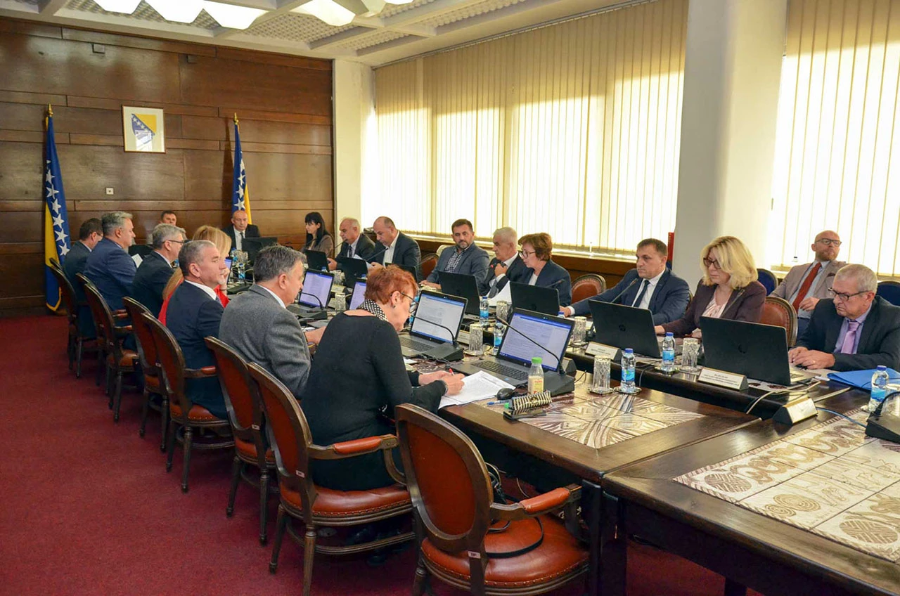 Vlada se zadužuje za 100 milijuna KM