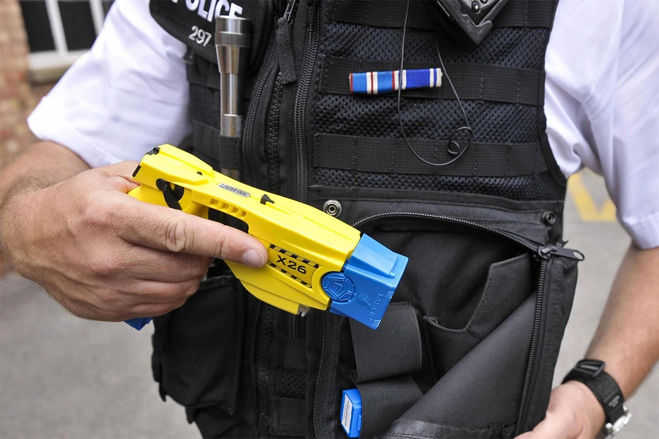 Policija u Madridu počinje koristiti električne pištolje 