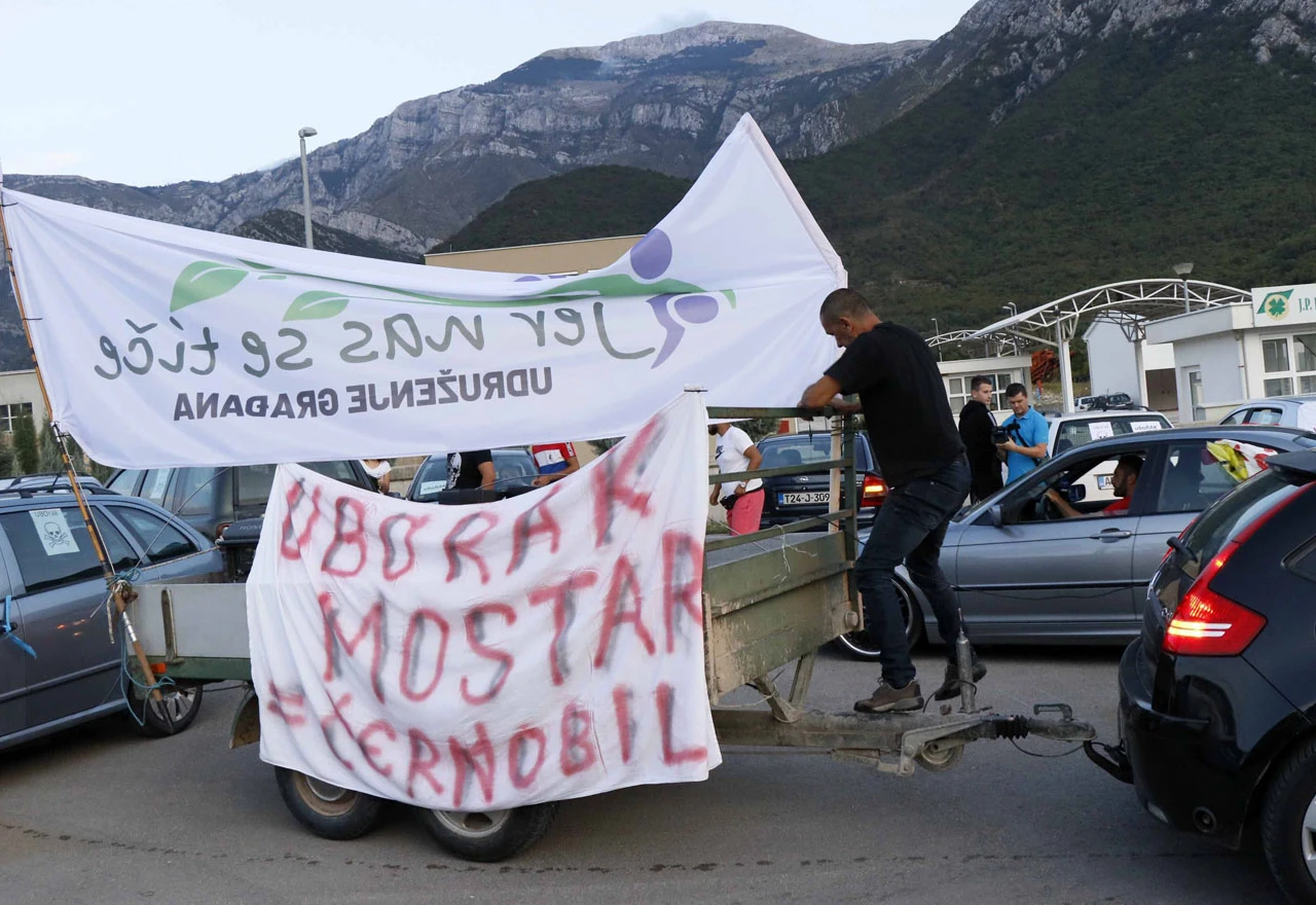 Građani ispred Deponije: Uborak Mostar = Černobil