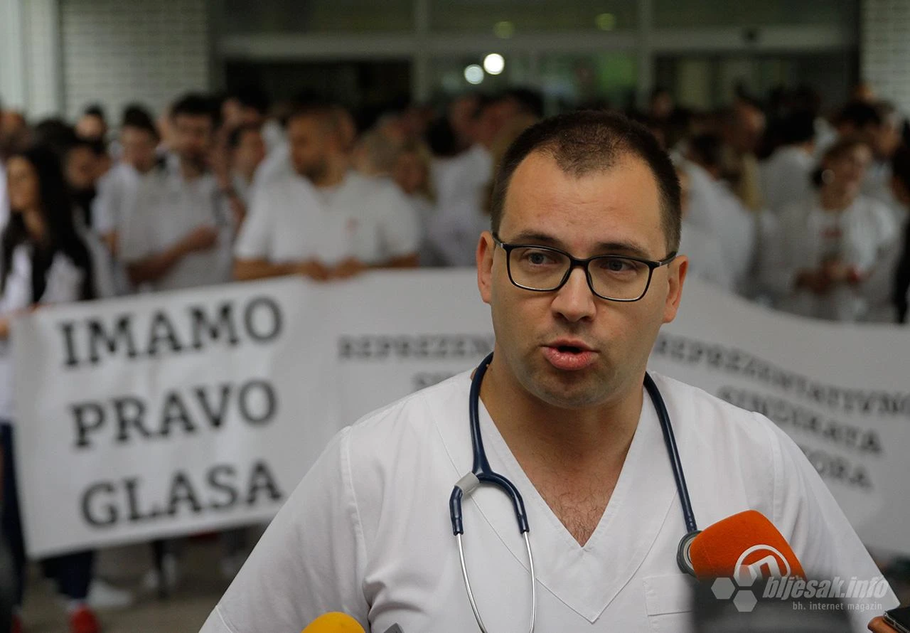 Liječnici ispred SKB Mostar: 'Tražimo samo da pregovaramo u svoje ime'
