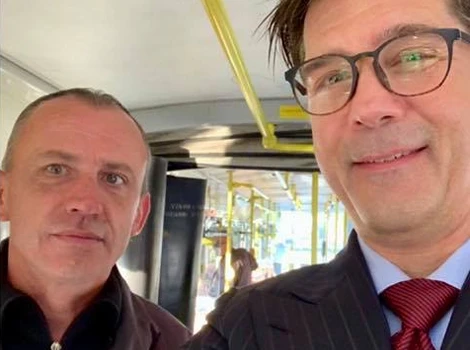 Američki veleposlanik tramvajem stigao na posao