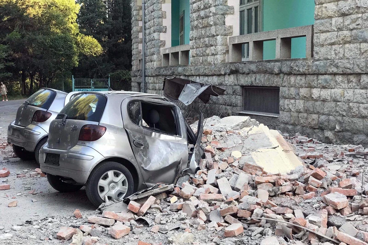 Potresi u Albaniji prepolovili zgrade, uništili automobile...