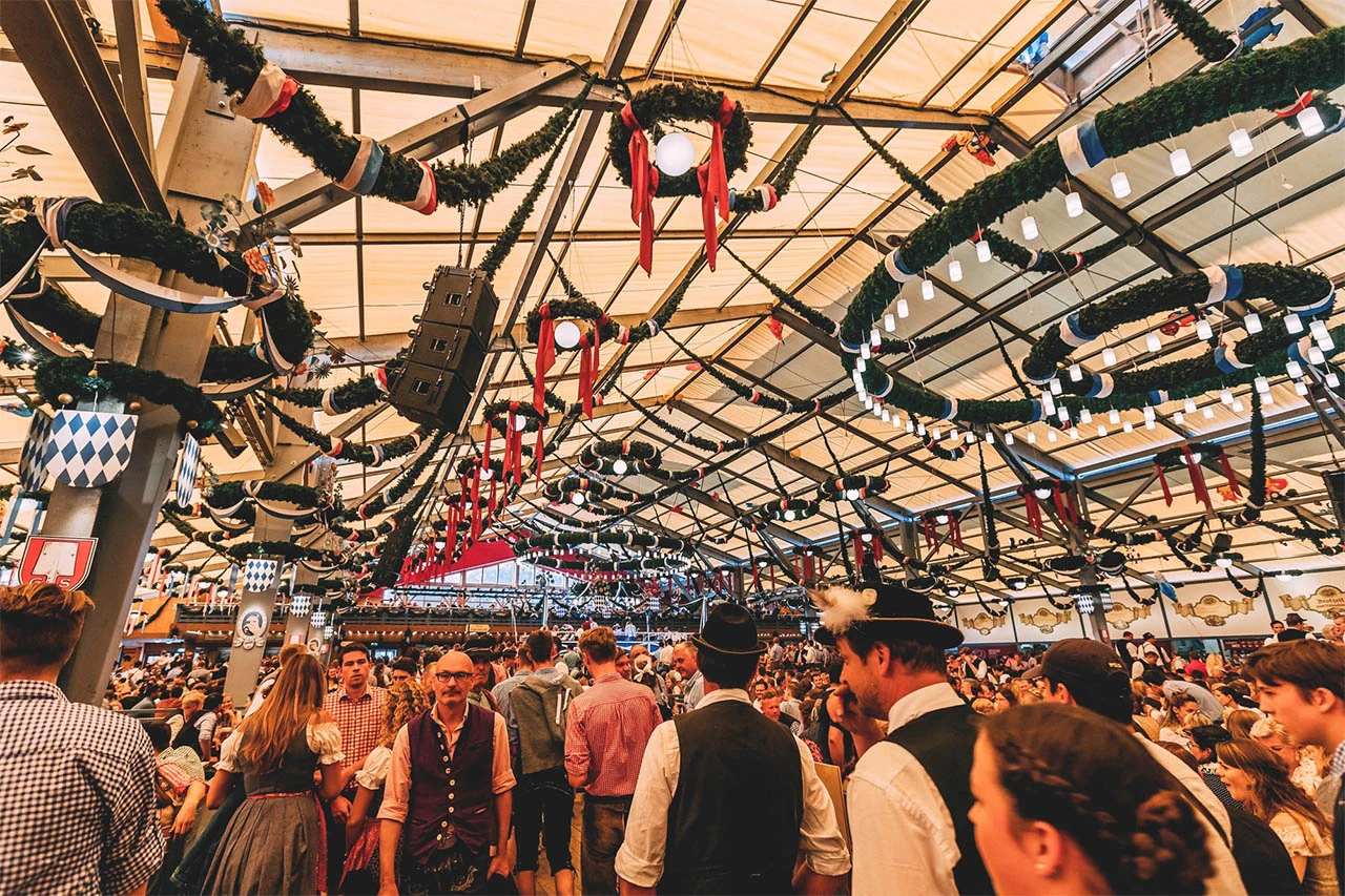 Upozoreni da ne trče: Deseci tisuća posjetitelja navalili na vrata Oktoberfesta