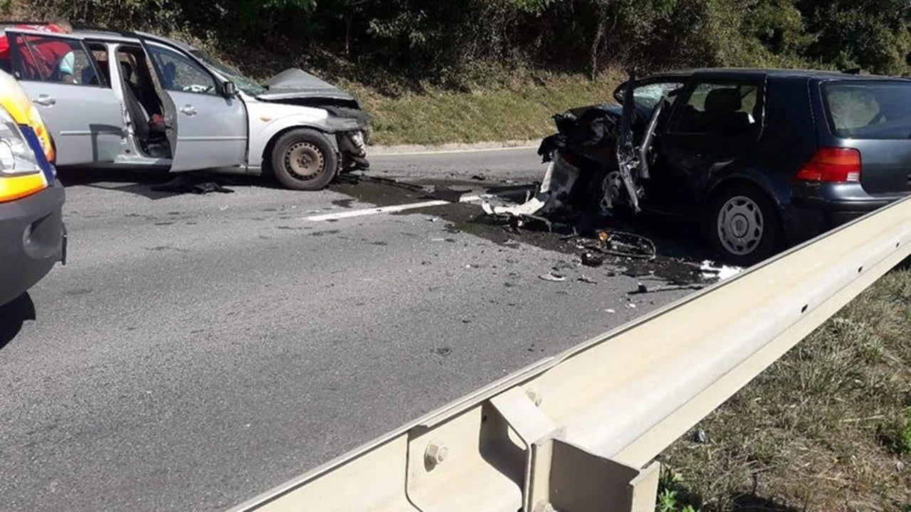 Frontalni sudar dva vozila, poginula jedna osoba