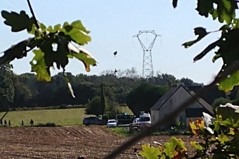 Srušio se F-16, pilot ostao visiti na elektrovodu