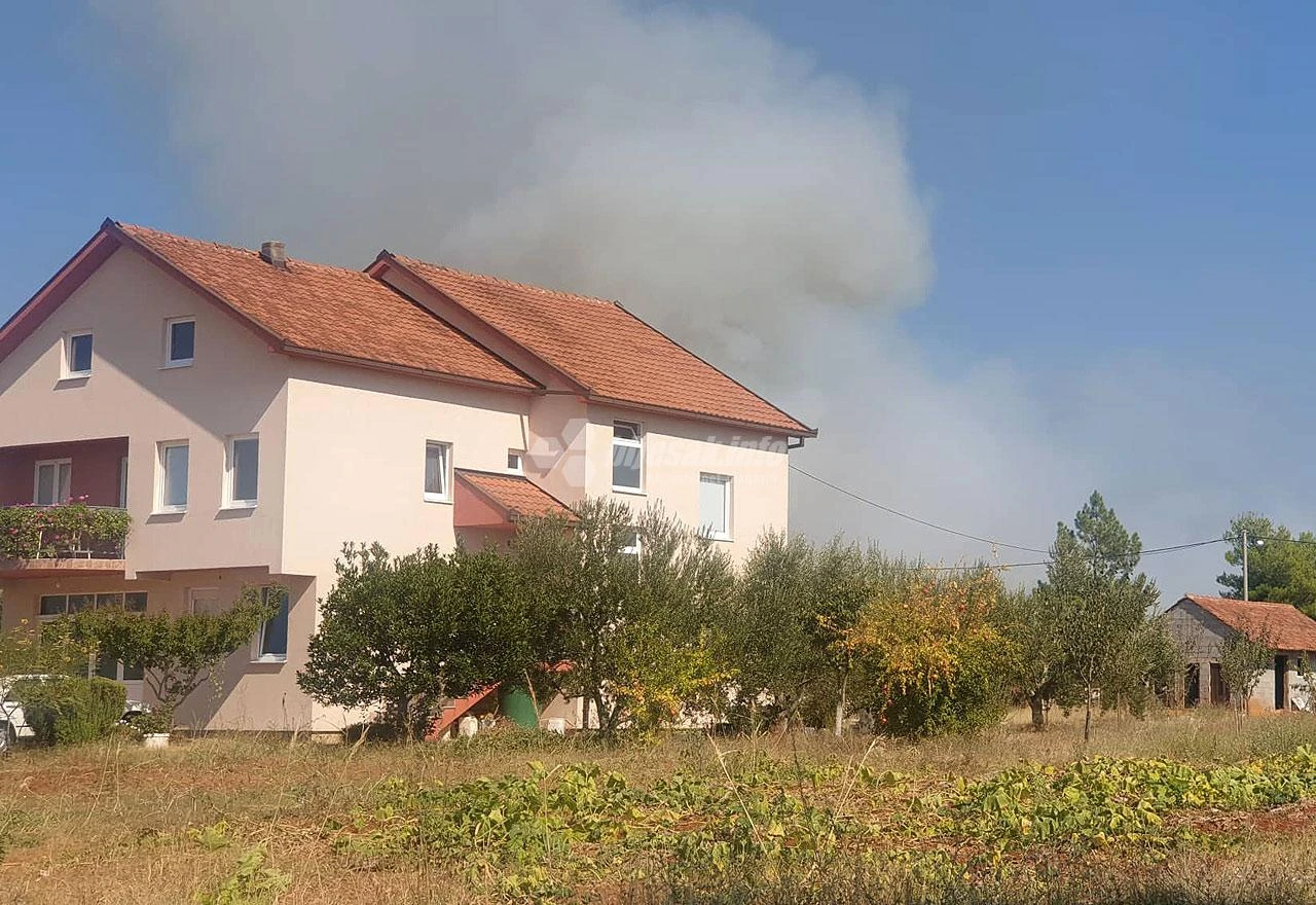 Čapljina: Požar u blizini obiteljskih kuća