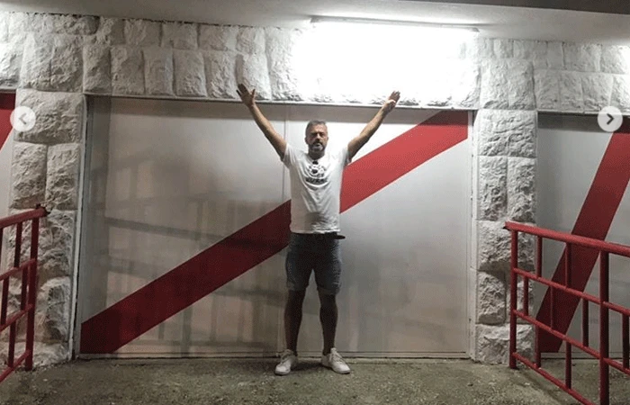 Glumac ispred stadiona pod Bijelim Brijegom: Mostar u srcu, Velež do groba