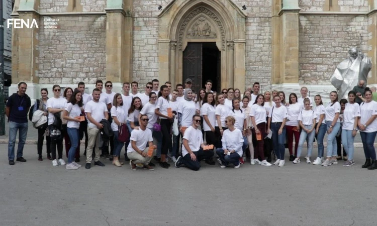 Performansom ispred Katedrale mladi pokazali da su 'Vrijedni pažnje'