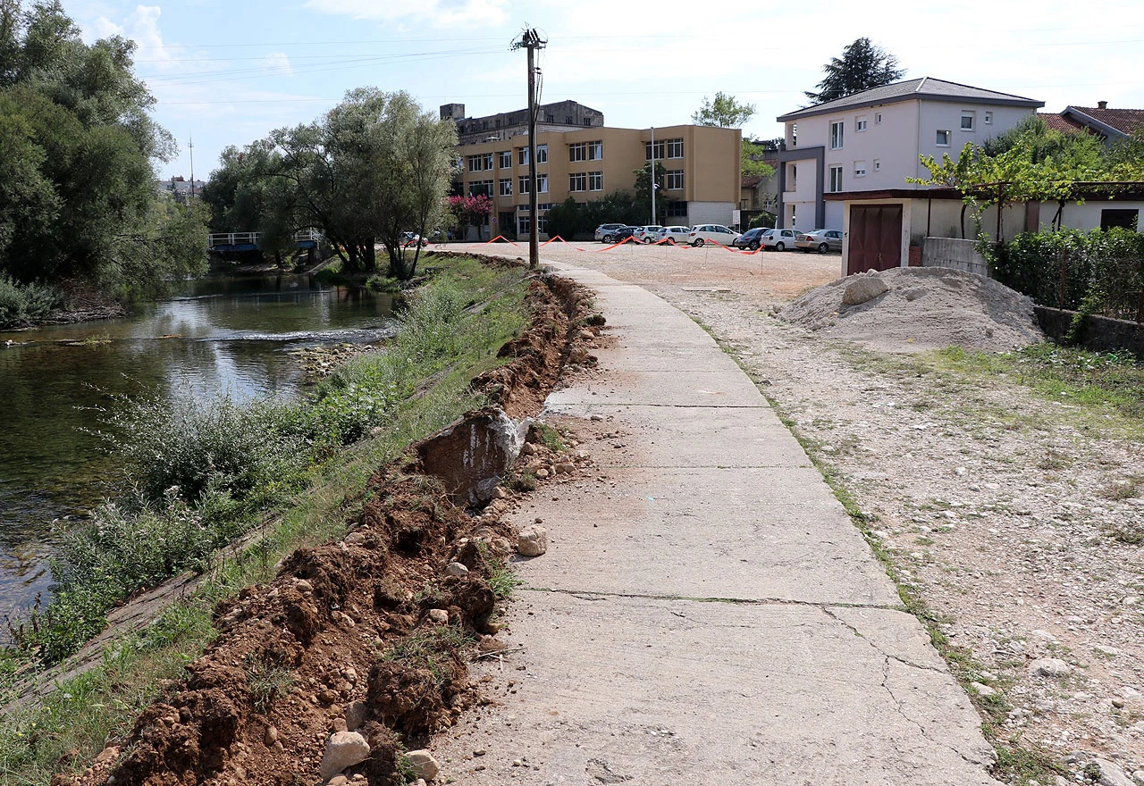 Radno u Širokom Brijegu: Gradi se parking, kružni tok i nogostupi, a širi se i šetnica