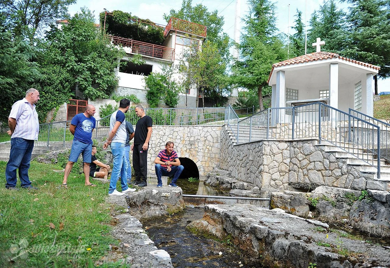 Knežepoljani ogorčeni zbog zagađene vode, gradonačelnik im obećao vodovod dogodine