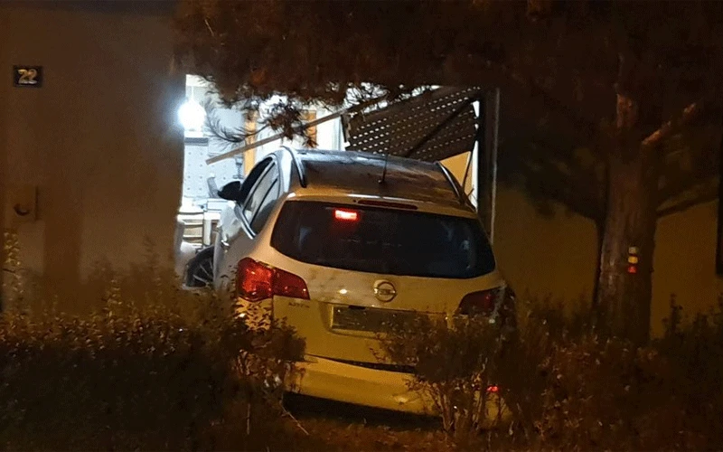 Bježao od policije pa automobilom uletio u dnevni boravak kuće
