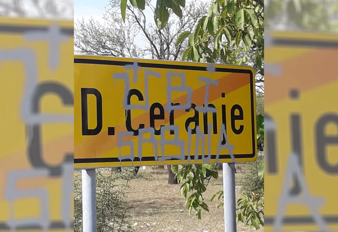 Uvredljivi grafiti na pločama na ulazu u rodno mjesto Milorada Pupovca