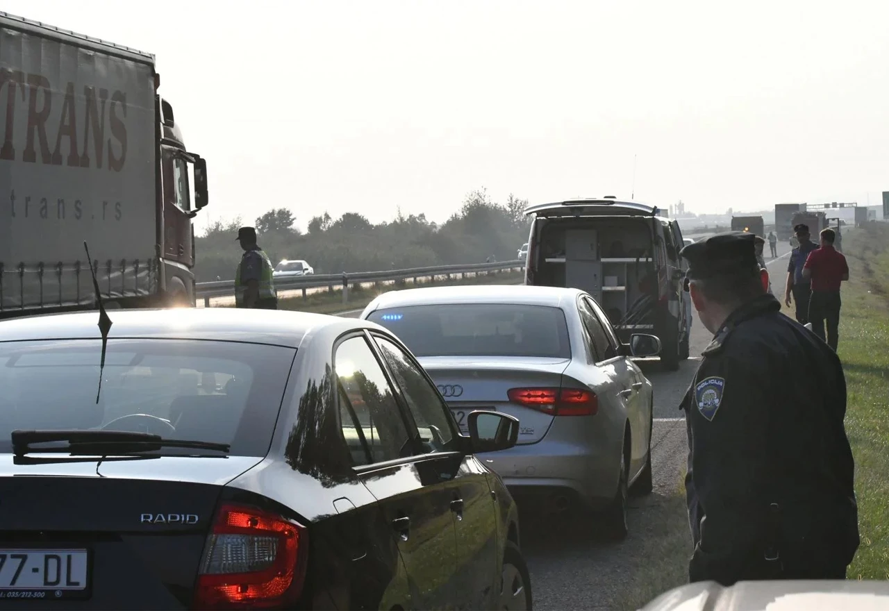 Dvoje poginulih na autocesti: Ljudi izgorjeli u zapaljenom autu