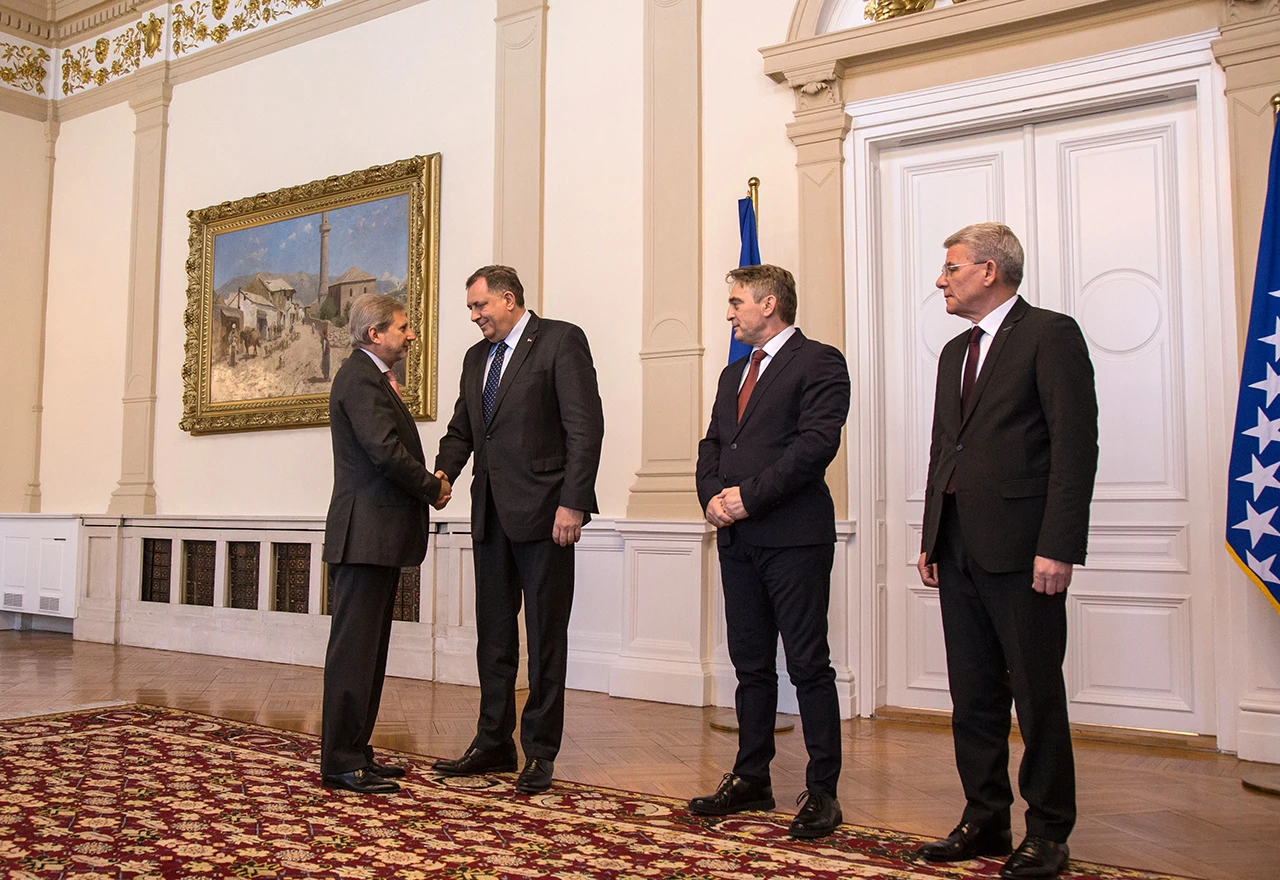 Država tone u krizu: Hoće li Hahn biti spasitelj?