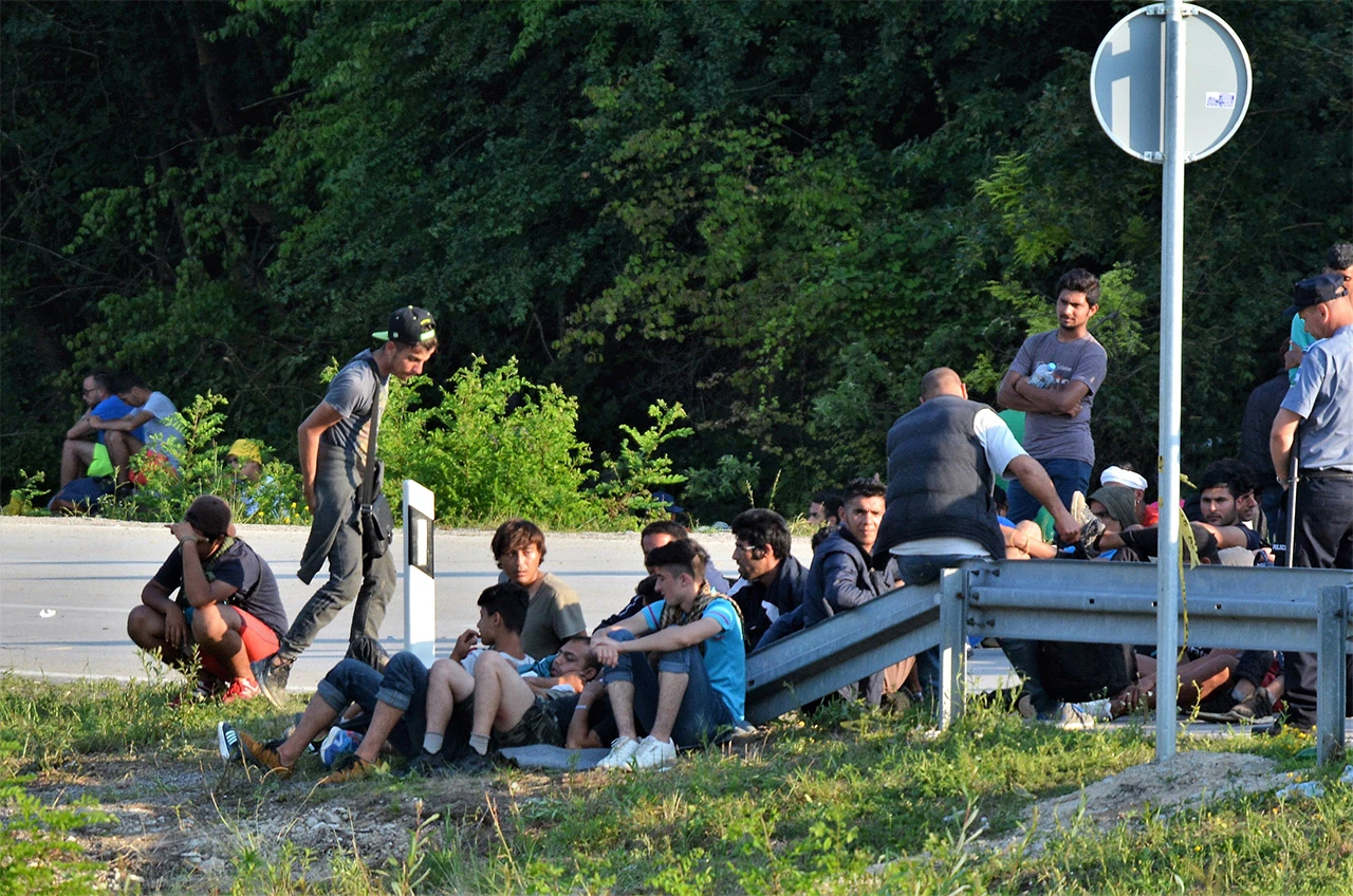 Migranti sjeli pred crkvu i čekali da ih skupi policija