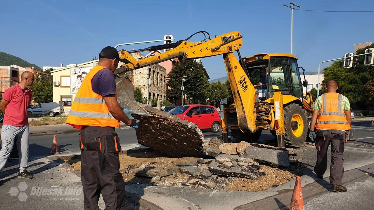 Rupa opet izvukla tešku mehanizaciju na Bulevar