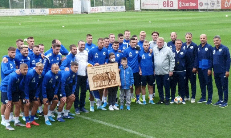 Mališani iznenadili Džeku i Prosinečkog posebnim poklonom