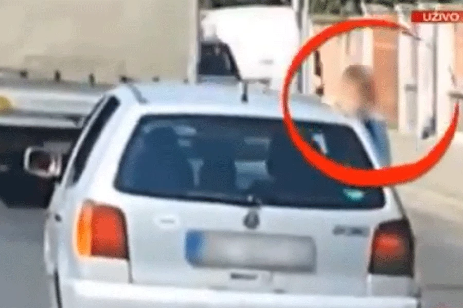 Kažnjena zbog vožnje djeteta na prozoru automobila