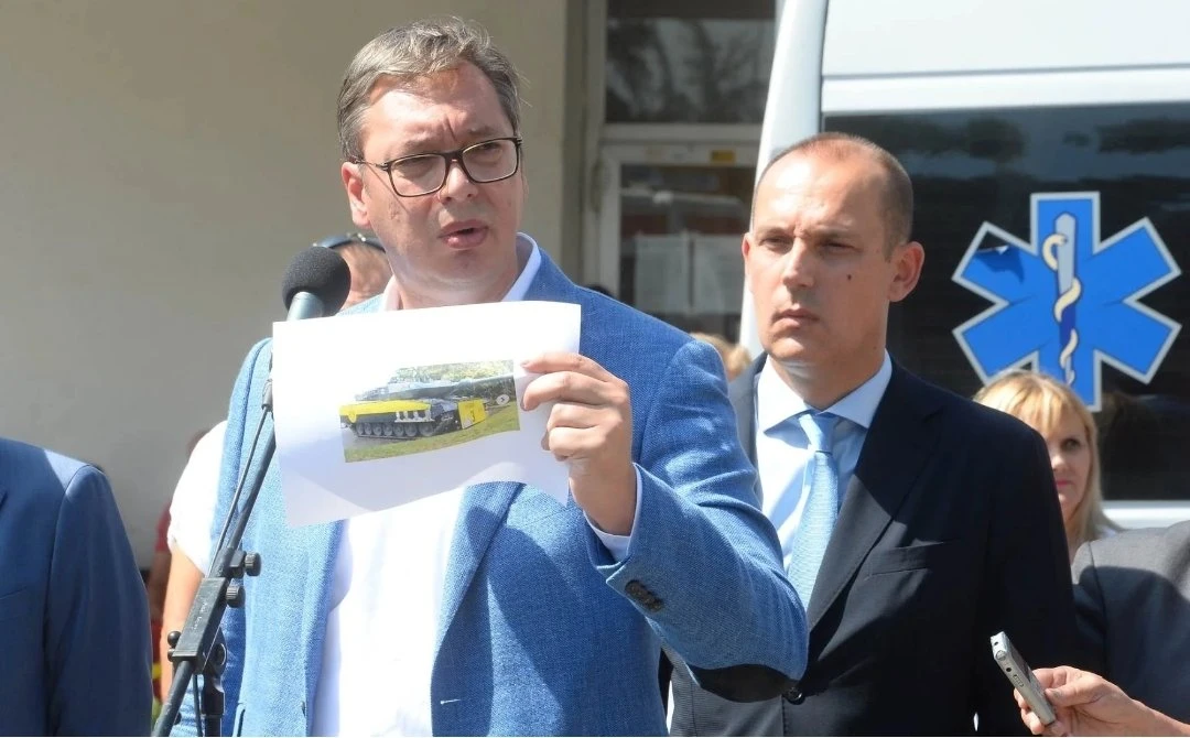 Vučić izgubio kontrolu - Tražio 'profesionalnost' od televizije N1 i pokazivao sliku tenka