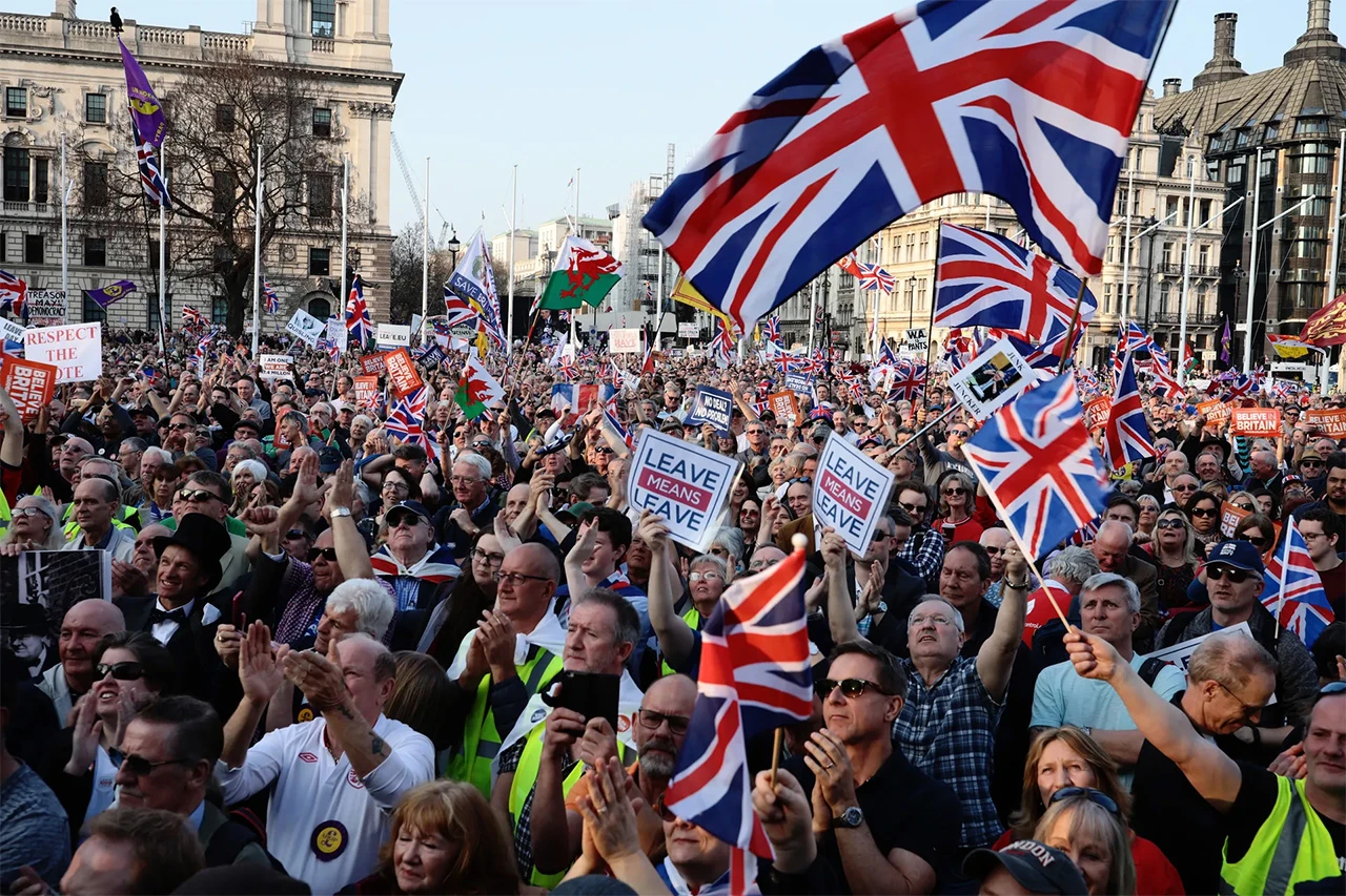 Tisuće ljudi na prosvjedima u gradovima širom Britanije