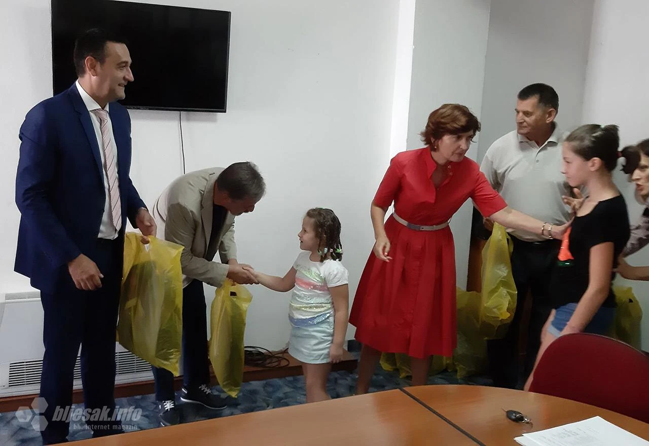 Mostarski osnovnoškolci dobili školske torbe i školski pribor