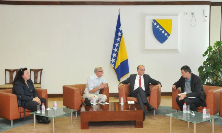 Podržana inicijativa- Političarima otežati tužbe prema novinarima