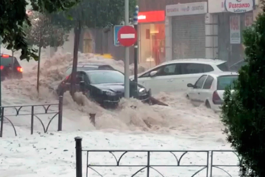 VIDEO | Kaos u Madridu, voda nosila automobile