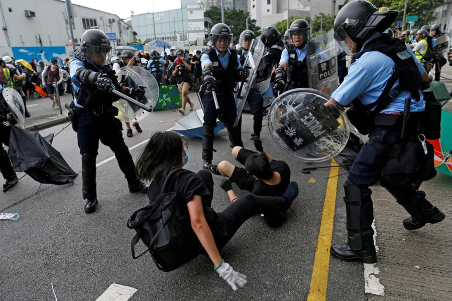 VIDEO | Policajci u Hong Kong prvi put koristili pravo streljivo i vodene topove