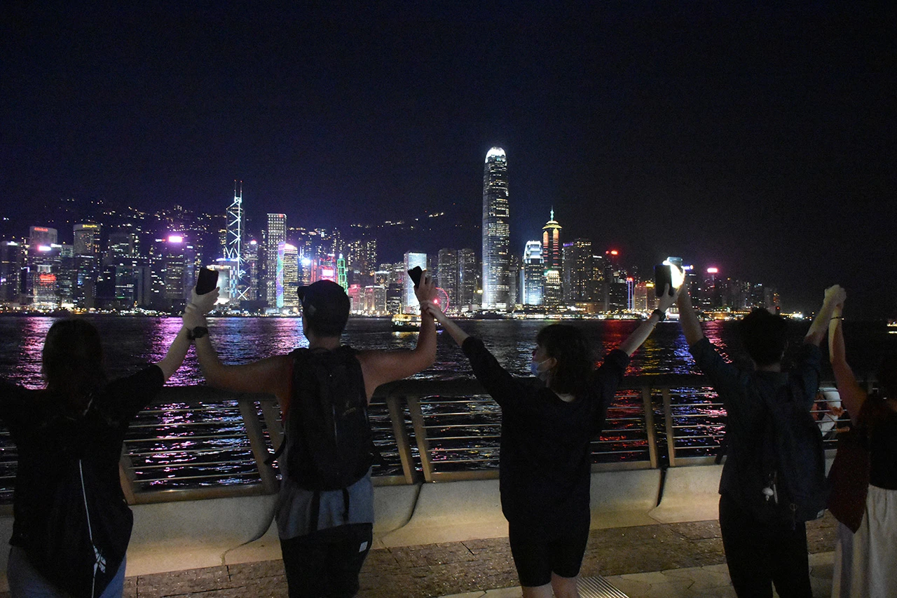 Tisuće prosvjednika u Hong Kongu formirali "ljudski lanac"