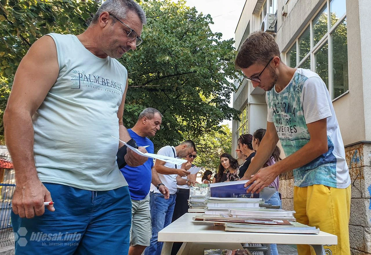 Mostar: Djeca razmjenjivala školske knjige