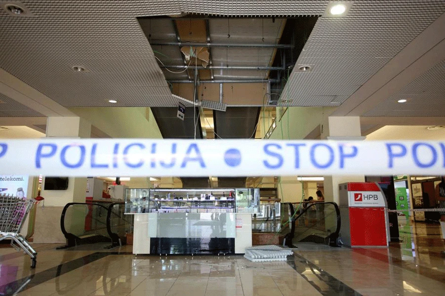 Žena propala kroz strop tržnog centra