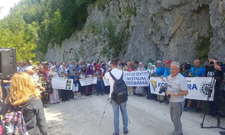 Ruže za sjećanje na 200 ubijenih na Korićanskim stijenama