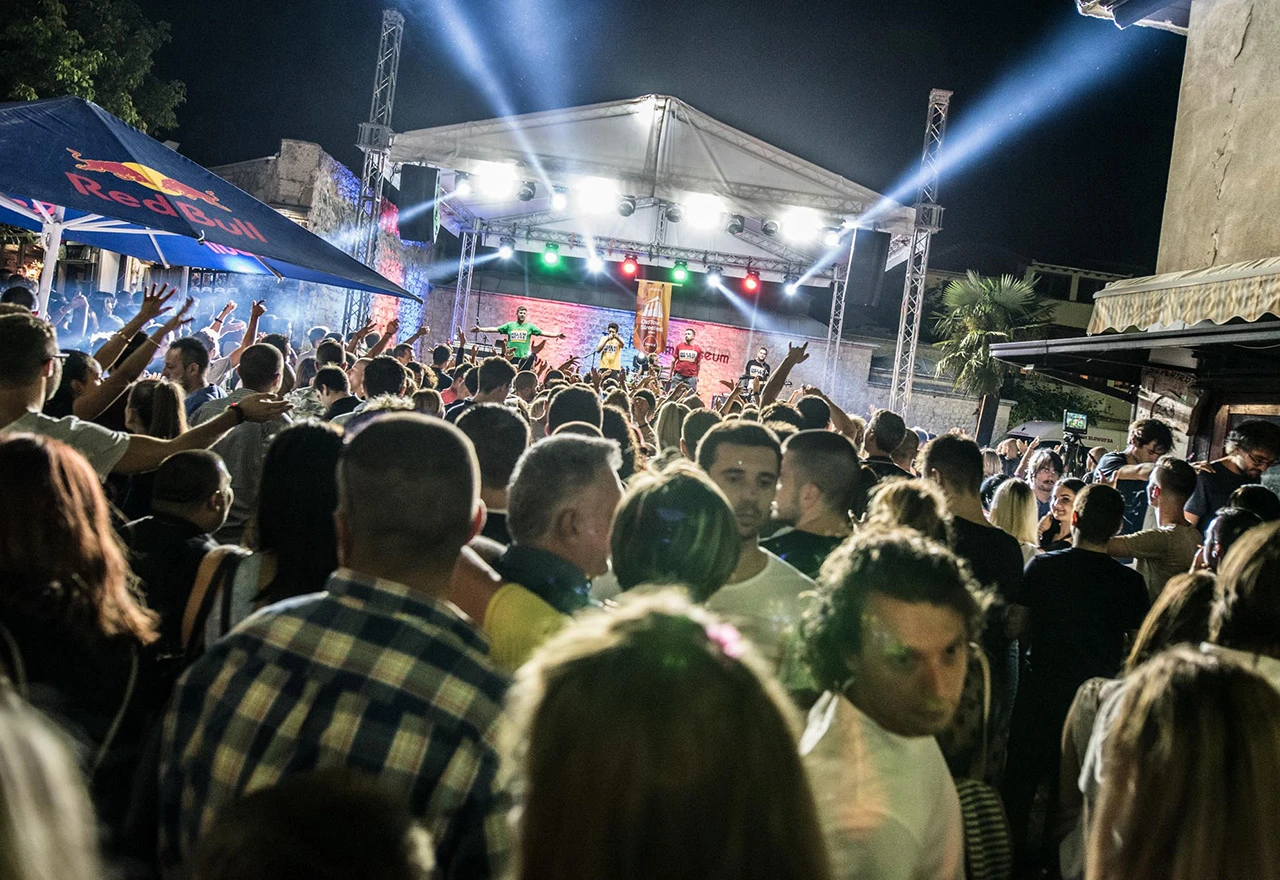20 izvođača na pet pozornica zabavlja Mostarce i goste nakon Red Bull Cliff Divinga