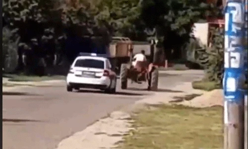 Policijska potjera za traktorom: Kad su ga stigli dodao je gas