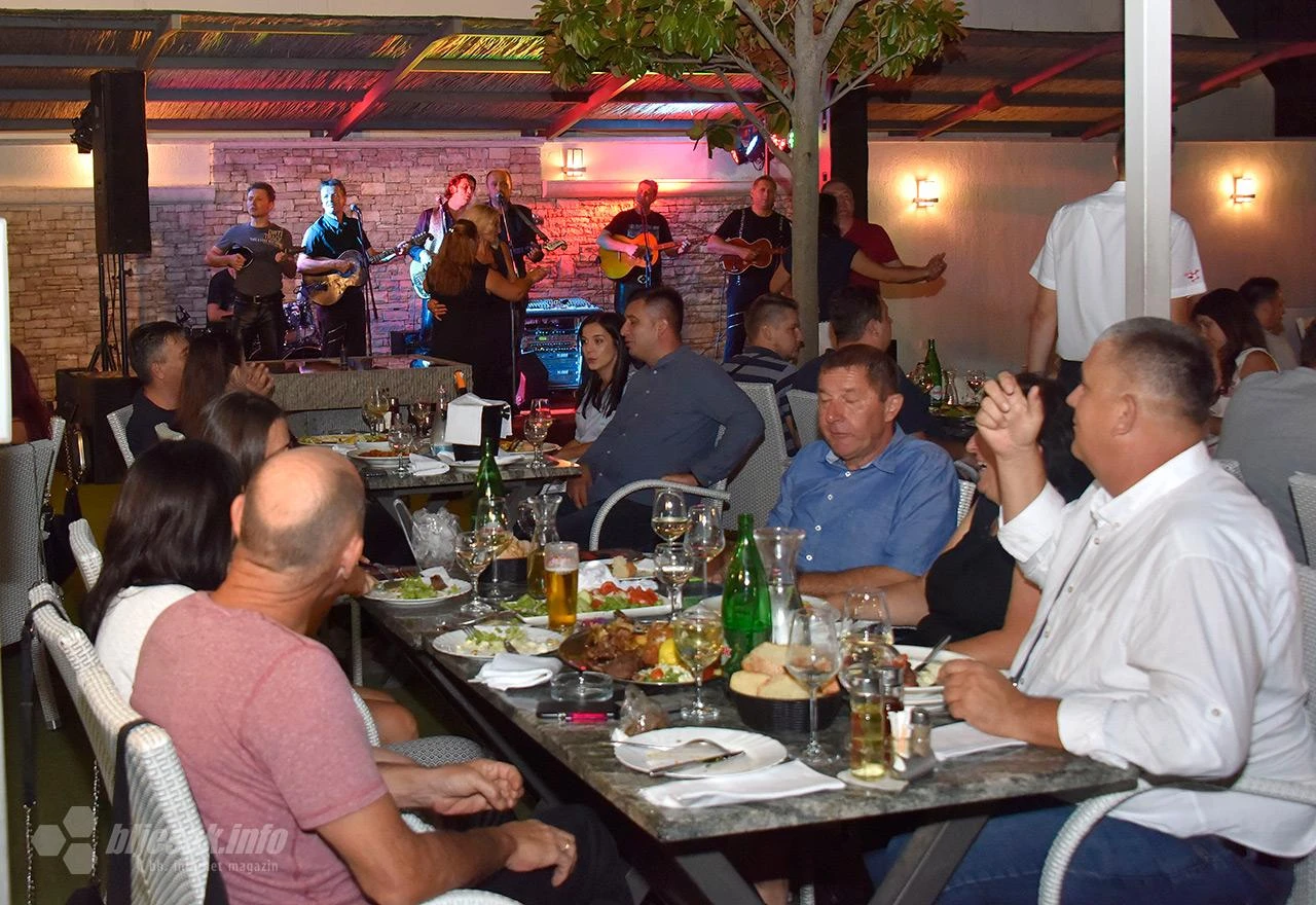 Zagrebački Beatlesi s tamburama zabavljali Mostarce