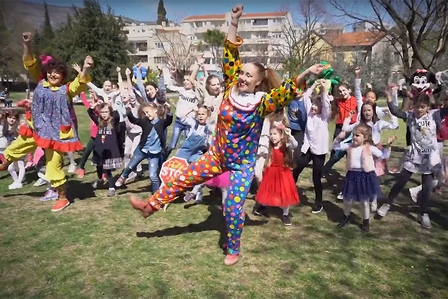 Pogledajte spot za pjesmu ''Baš je super biti dijete''