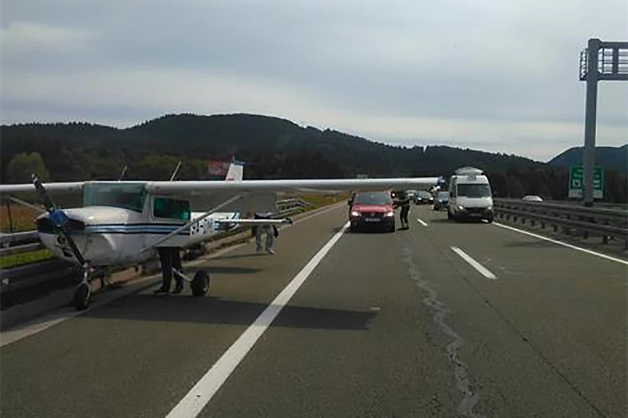 VIDEO | Mali sportski zrakoplov prisilno sletio na autocestu A6
